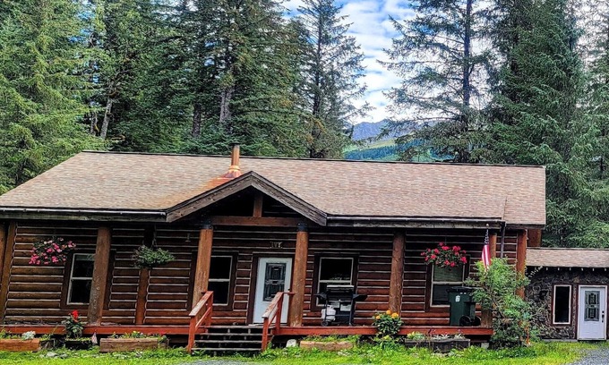 Seward House | Cozy 3 bedroom/2 bathroom Family Friendly Log Home