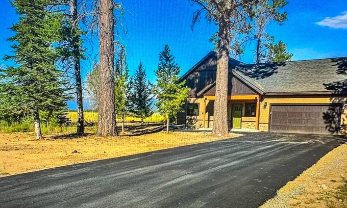 Donnelly Cabin | Cozy 3-bedroom cabin in tranquil Donnelly with WiFi, AC