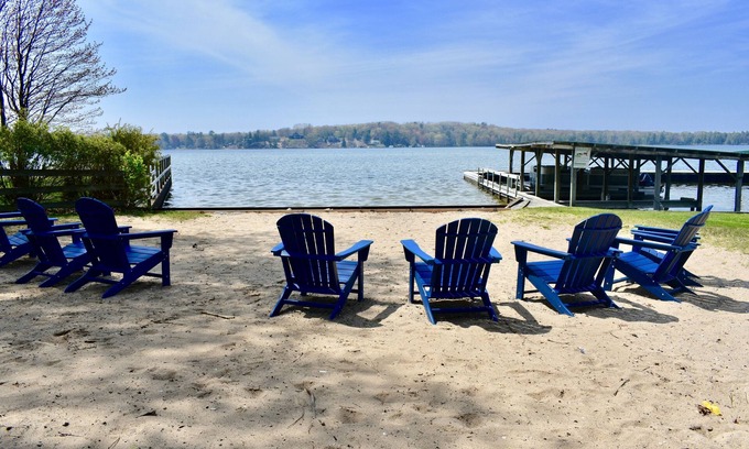 Ludington Cottage | Cozy 3-bedroom Cottage, Vacation Lane, on Beautiful Hamlin Lake!