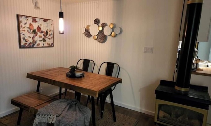 Alcona Cottage | Cozy 3 Bedroom cottage near Lake Simcoe