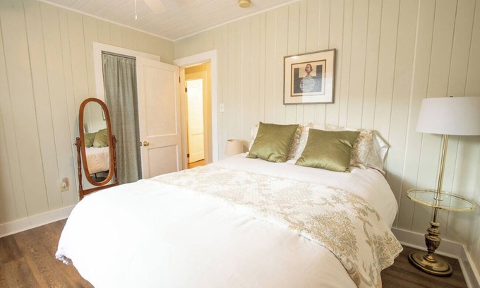 Skyland House | Cozy 3-bedroom entire house in Asheville, 5 mins to Biltmore & Parkway