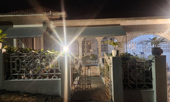 Port Antonio House | Cozy 3-bedroom house with AC and WiFi in Fairy Hill