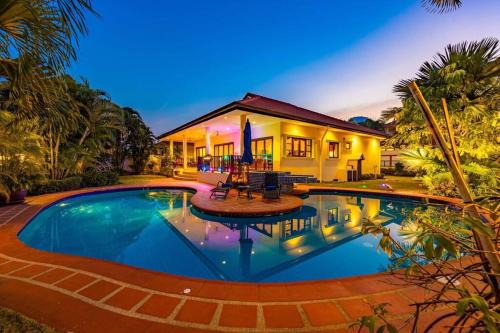 Nong Kae Villa | Cozy 3 Bedroom Pool Villa Close to Town CV3L