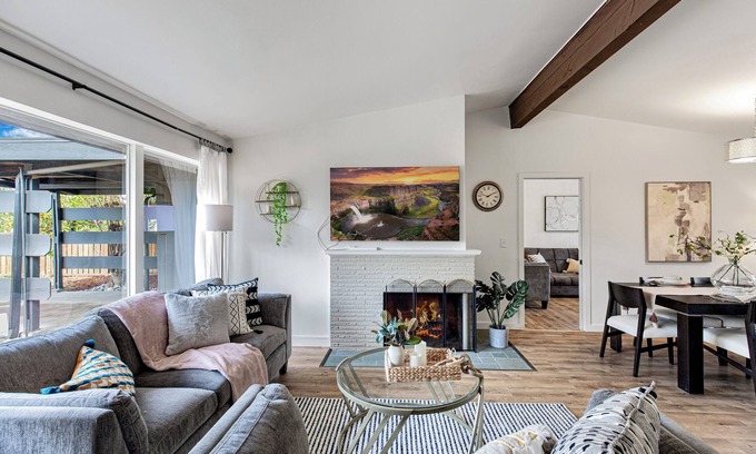 West Bellevue House | Cozy 3-bedroom rambler by Bellevue Downtown. Pet-friendly!
