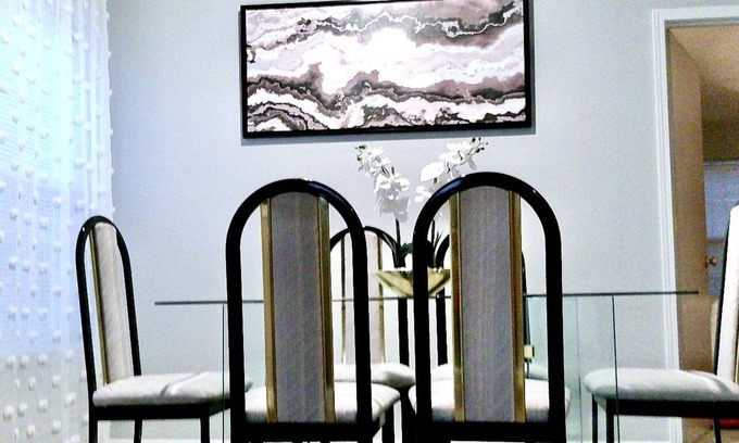 Olathe House | Cozy 3 beds in Olathe, sleeps 8 people. Family friendly with King bed