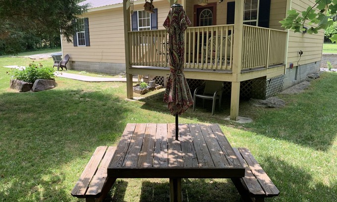 Spencer Cabin | Cozy 3 BR Cottage with Private Hot Tub, close to Fall Creek Falls