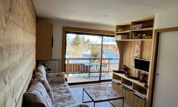 Jeux Apartment | Cozy 3-Room Apartment for 6 with Balcony in Alpe d'Huez, Near Lifts and Shops