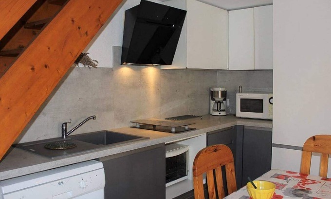 Gruissan House | Cozy 3-Room Mezzanine House near Grazel Beach with Private Parking and Veranda