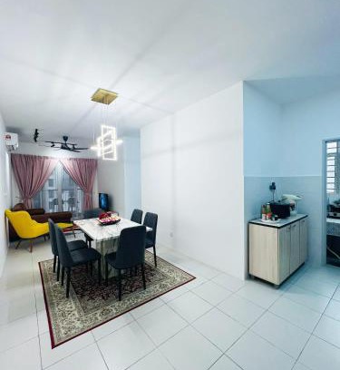 Kuala Lumpur Apartment | Cozy 3 Rooms , KLCC view , 100 mbps WIFI , Netflix by Noon's Homestay