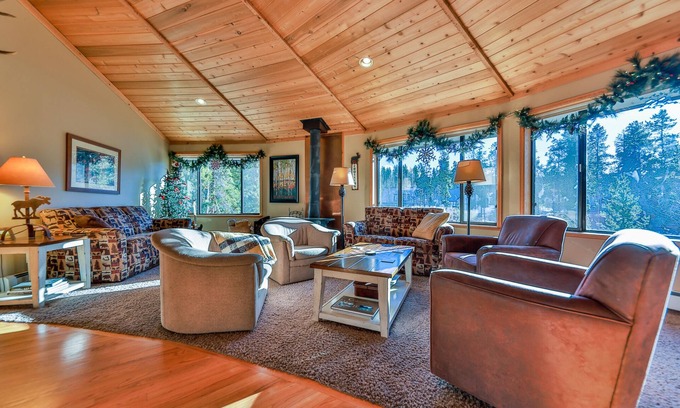 Fraser House | COZY 3500 sqft, 5 big bedrooms, 3 baths on only 2 floors, 4 miles to Winter Park
