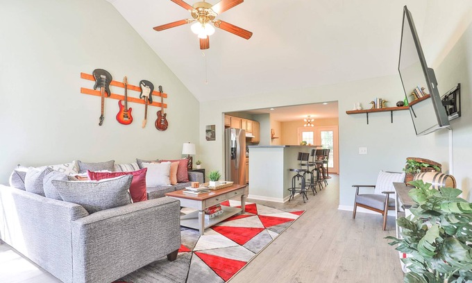 North Nashville House | Cozy 3BD Retreat w/Fire Pit & Porch Swing, Near DT