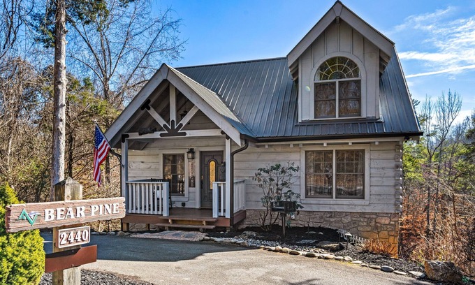 Pigeon Forge Cabin | Cozy 3BR Cabin 0.5mi to Strip/Ripkin, Hot Tub