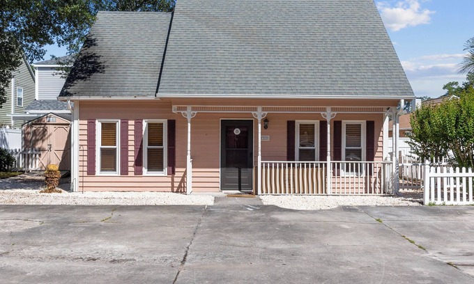 Crescent Beach House | Cozy 3BR Cottage in NMB