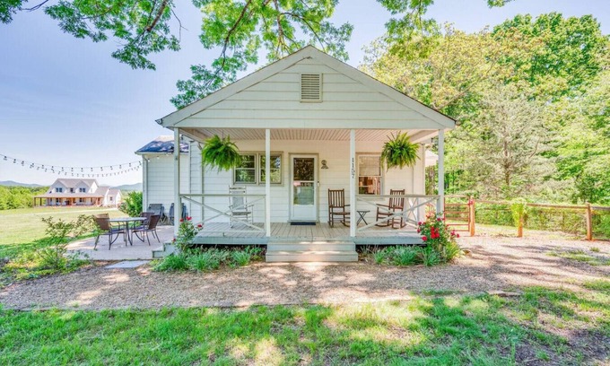 Bedford House | Cozy 3BR Cottage | Amazing View, Firepit, Big Yard