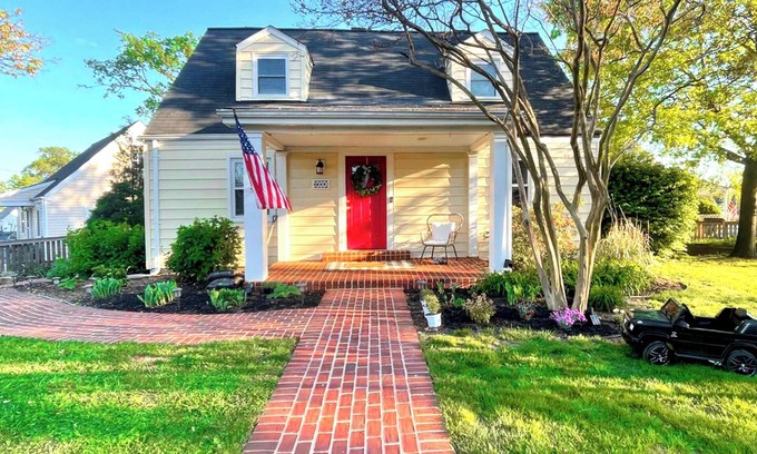 Jefferson Manor Cottage | Cozy 3BR Cottage w/Metro Access minutes to Old Town, Alexandria!
