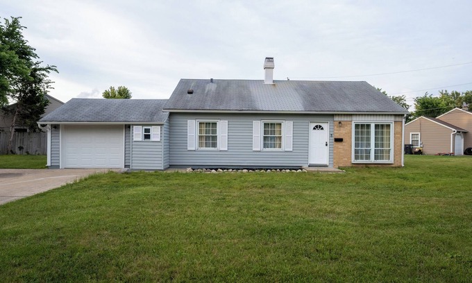 Streamwood House | Cozy 3BR Home – Family-Friendly, Near Schaumburg