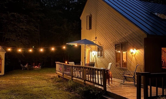 Campton House | Cozy 3BR Retreat w/Resort Perks - Pools, Hot Tub, & Skiing!