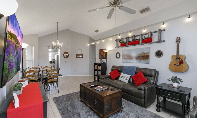 Oviedo House | Cozy 4/2, on ⭐ Beautiful Lake, 🧡 Hot Tub, 😎 Chill Patio & 🎮 Game/Bunk Room!