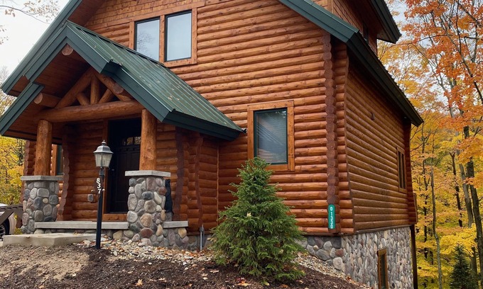 Boyne City Cabin | Cozy 4 BDR Log Cabin at Boyne Mountain