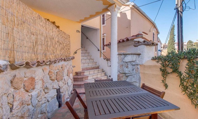 Cove Murtar Apartment | Cozy 4-bedroom Apartment for 8, Pet-friendly with Two Parking Spaces