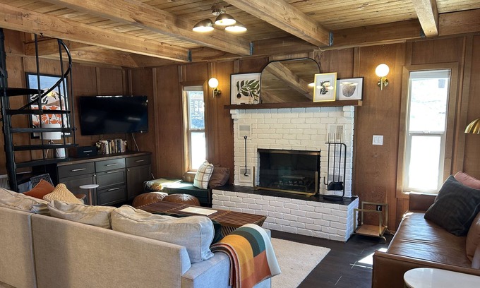 Munds Park Ski Chalet | Cozy 4-bedroom chalet in amazing Munds Park with WiFi