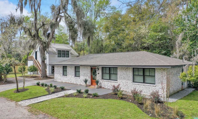Olde Town House | Cozy 4 bedroom Home in the heart of Old Town with Fire pit