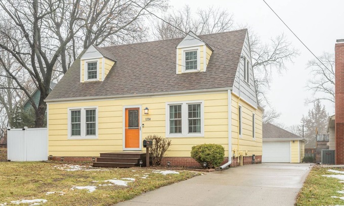 Waveland Park House | Cozy 4 bedroom home. Just 2 miles from Drake University. Easy access to I235.