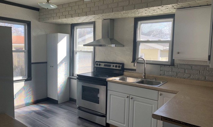 Flint House | Cozy 4-bedroom house 5 minutes from Flint airport