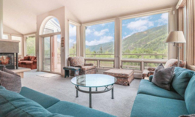 Aspen House | Cozy 4-Bedroom Mountain Duplex Retreat with Hot tub, AC, & WiFi in Aspen