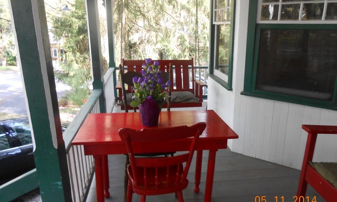 Mount Gretna Heights Cabin | Cozy 4 Bedroom Mt Gretna Rental Cottage In Camp Meeting Grounds