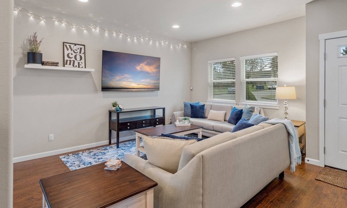 Central Tacoma House | Cozy 4 bedroom retreat - only 5 minutes from a buzzing restaurant district!