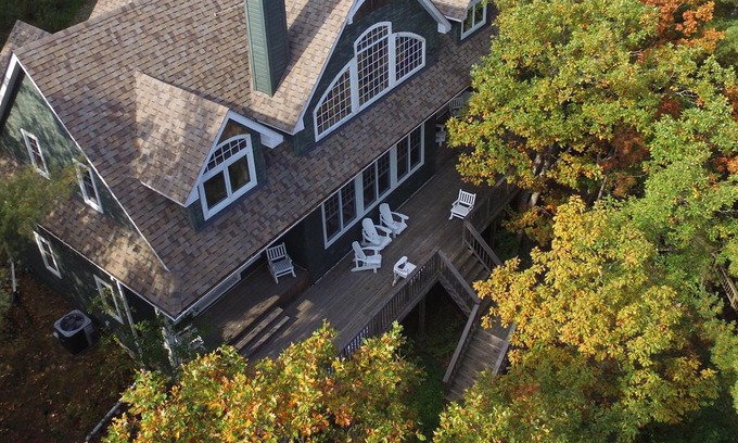 Seguin Cottage | Cozy 4 brdm, 3 bath cottage on Portage Lake - small lake within Lake Joseph.