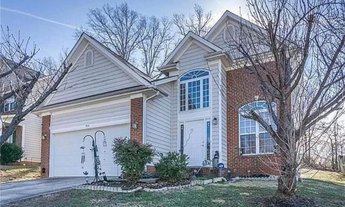 Prosperity Church Road House | Cozy 4B 2 5B University Home King Beds Jacuzzi