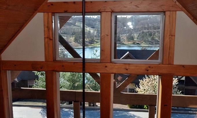 Reeds Spring Cabin | Cozy 4BD Chalet with loads of fun and laughter