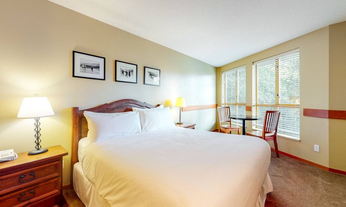 Village North Apartment | Cozy 4th-floor studio with pool, hot tubs, saunas & gym - walk to lifts
