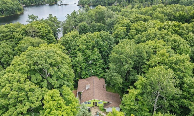 Coboconk Cottage | Cozy 5BR Cottage - 1 min walk to lake, canoes & more!