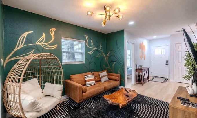 Northside House | Cozy 6BR Oasis | Fire Pit | Sleeps 13 | Near DT