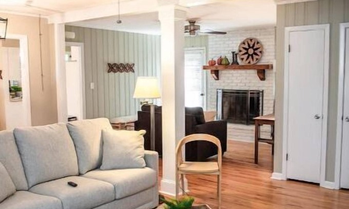 Covington House | Cozy Adams St Cottage! Short walk to square!
