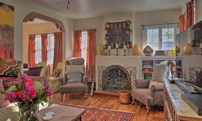 South Capitol House | Cozy Adobe Casita: 1 Mile to Santa Fe Plaza!