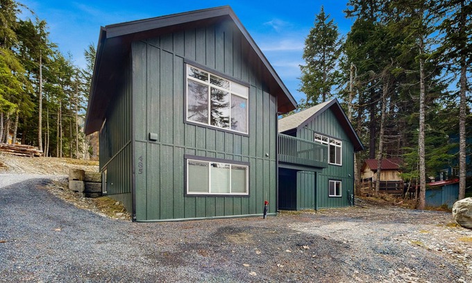 Alyeska House | Cozy adventure retreat with mountain views, gas grill, & smart TV - near slopes