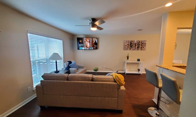 North Houston Apartment | Cozy & Affordable 2BR unit w/pool-Great Location!