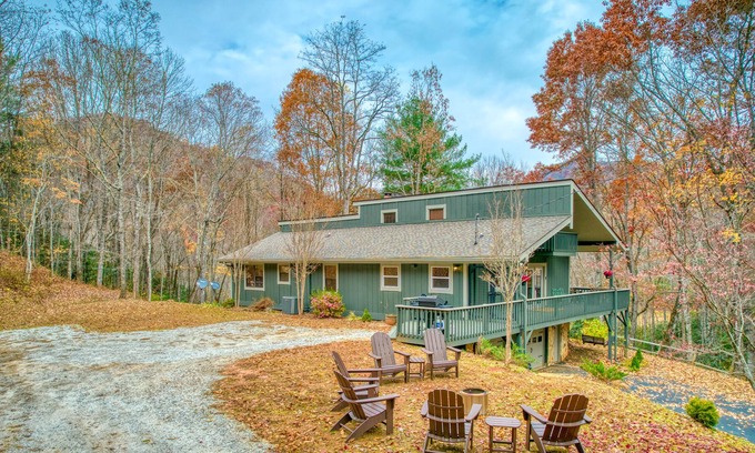 Otto House | Cozy all-season escape with firepit, decks, fireplace & fast WiFi - dog-friendly