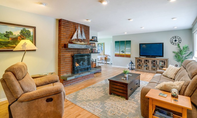 Turnagain Cottage | Cozy Anchorage Rental w/ Yard: 3 Mi to Downtown!
