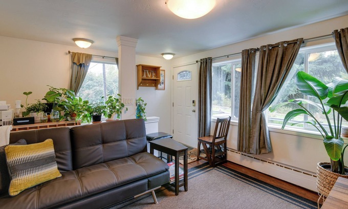 Spenard Cottage | Cozy Anchorage Retreat < 4 Mi to Downtown!