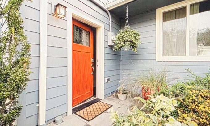 Lake City Apartment | Cozy and bright 1-bedroom apartment in NE Seattle with WiFi, AC and garden view