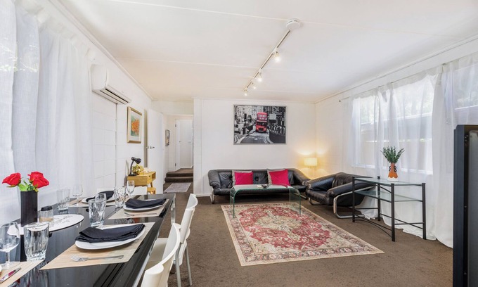 Yarralumla House | Cozy and bright home 2beds & 1 Bath close to Yarralumla Lake and Shopping Center