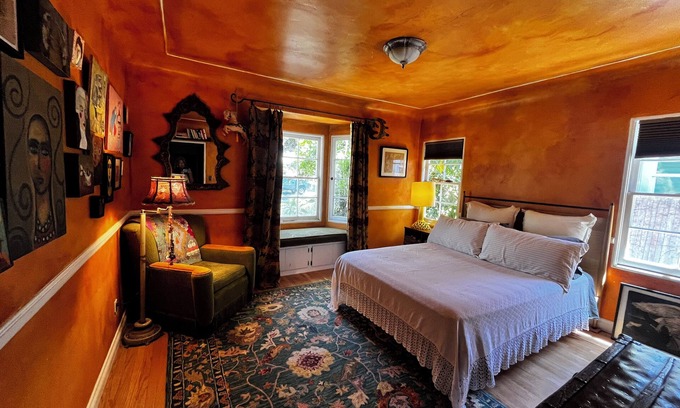 Fullerton House | Cozy and Charming Artist home near downtown