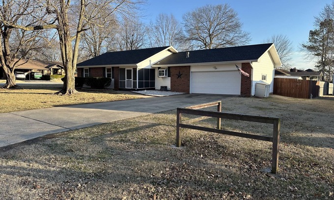 Republic House | Cozy and Comfortable home with easy access to Hwy 60 and Springfield!