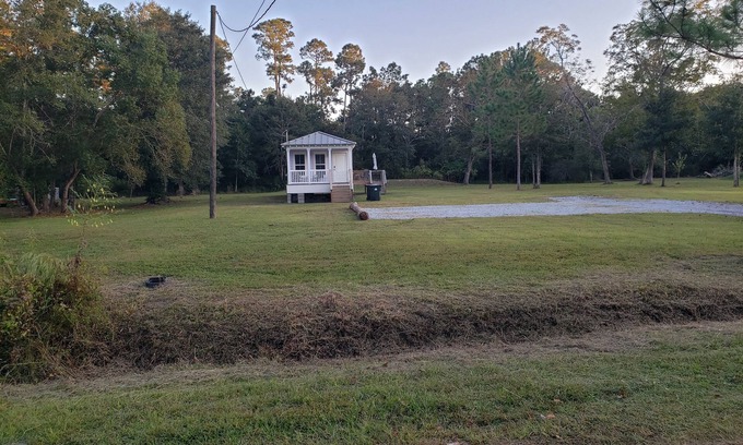 Pensacola House | COZY AND COUNTRY CLOSE TO BLUE ANGELS, BEACHES, SHOPS, AND DOWNTOWN PENSACOLA.