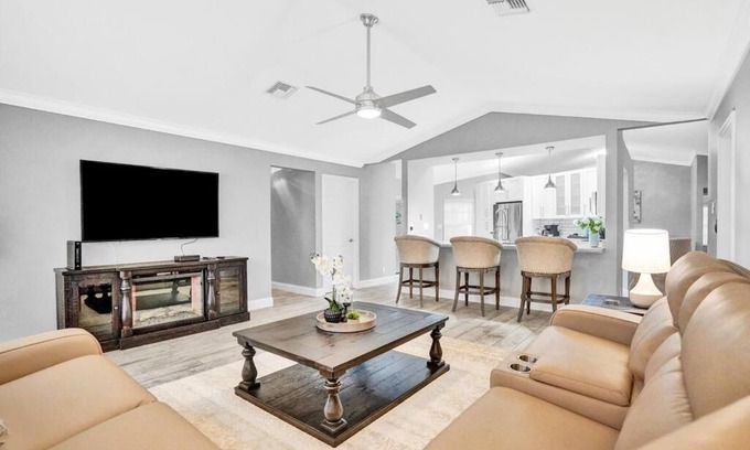 Plantation Apartment | Cozy and Family Friendly 4BR House w a pool